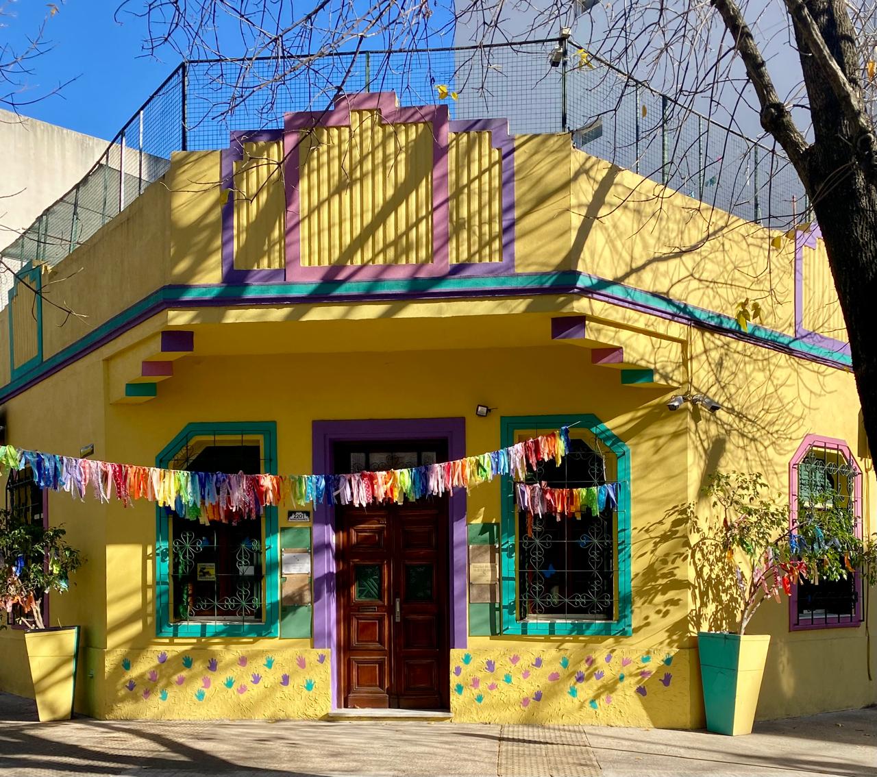 Fachada colorida del Jardín TA-TE-TI de Núñez